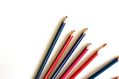 Beyaz kağıt üzerinde renkli kalemler