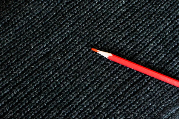 Много карандашей в руках — стоковое фото