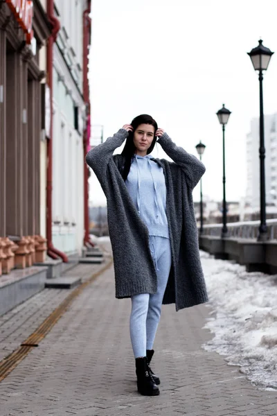 La chica va directamente a la tienda para ir de compras — Foto de Stock