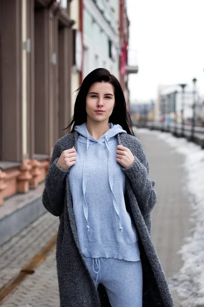 Mirada femenina linda a un lado — Foto de Stock