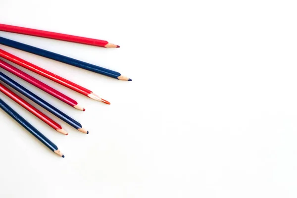 Unos lápices de colores dispersos en un blanco —  Fotos de Stock
