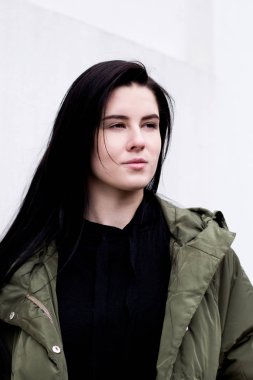 Bütün insanlara gülümseyen sevimli kız