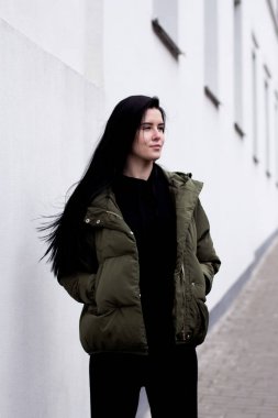 tatlı ve nazik kız insanlara gülümseyen