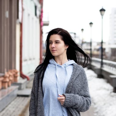 kız saçını eliyle düzeltir.