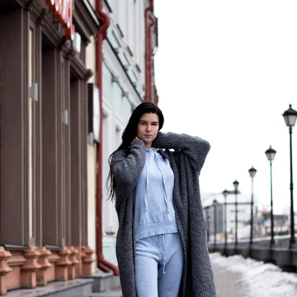 The girl goes straight to the store for shopping — Stock Photo, Image