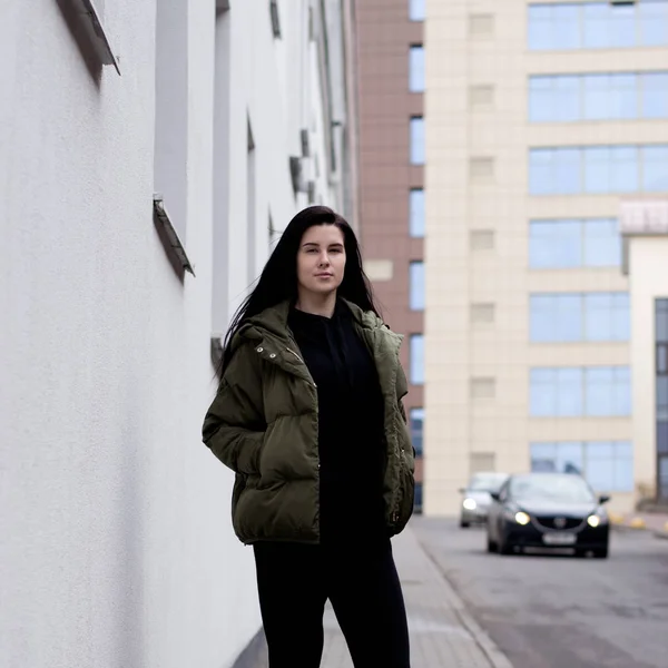 Girl in the big city walking alone — Stock Photo, Image