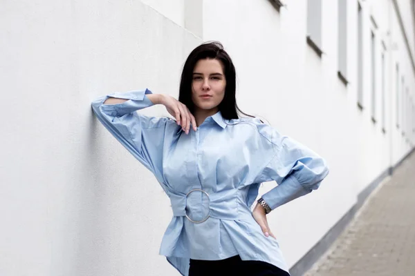 Cute women look into the distance — Stock Photo, Image