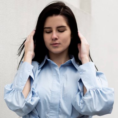 sevimli kadın mesafe içine bak