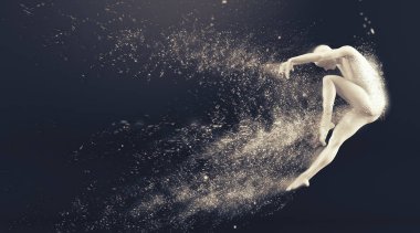 Saçılma parçacıklar siyah arka plan üzerinde soyut beyaz plastik insan vücudu manken. Eylem dans bale poz atlamak