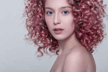 Kırmızı kıvırcık saçlı güzel kadın model portresi