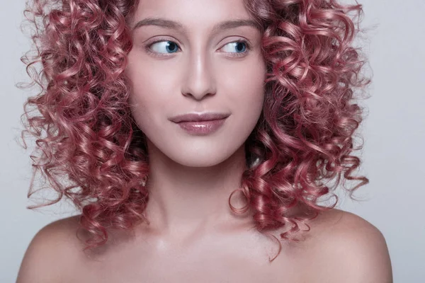 Kırmızı kıvırcık saçlı güzel kadın model portresi