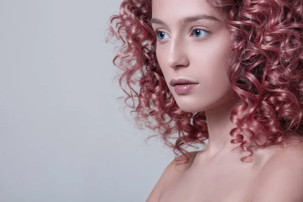 Kırmızı kıvırcık saçlı güzel kadın model portresi