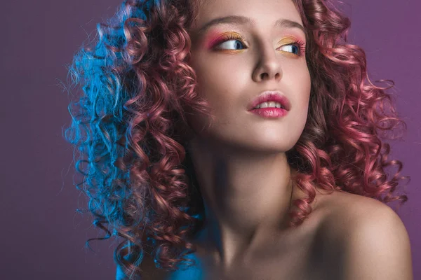 Kırmızı kıvırcık saçlı güzel kadın model portresi