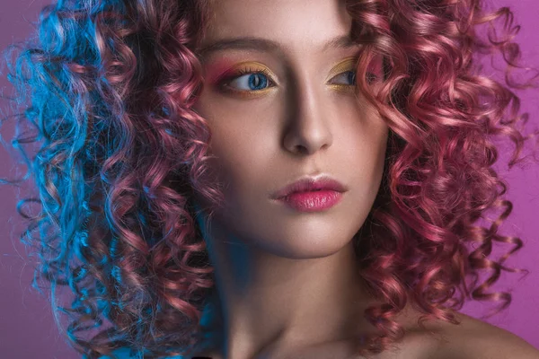Kırmızı kıvırcık saçlı güzel kadın model portresi