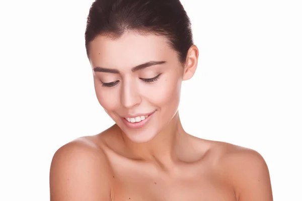 Beyaz arka planda güzel bir kadın modelin portresi
