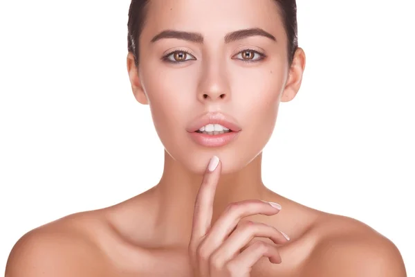 Beyaz arka planda güzel bir kadın modelin portresi
