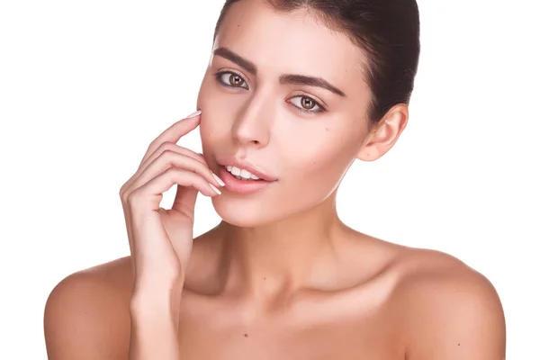 Beyaz arka planda güzel bir kadın modelin portresi