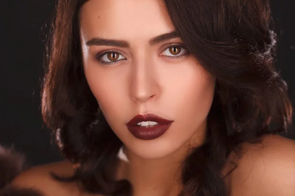 Güzel bir kadın modelin portresi.