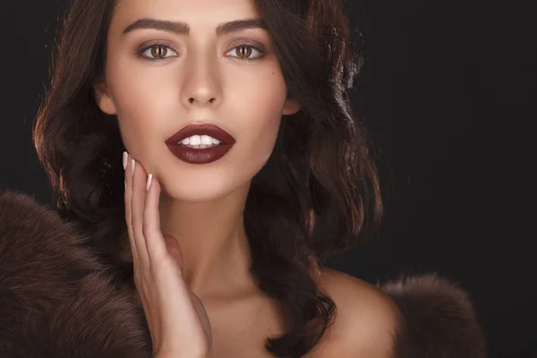 Güzel bir kadın modelin portresi.