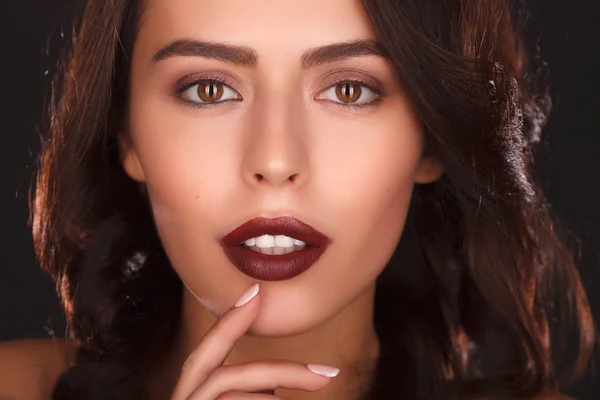 Güzel bir kadın modelin portresi.