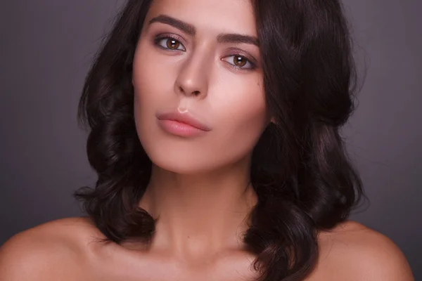 Güzel bir kadın modelin portresi.