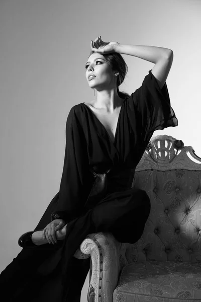 Güzel bir kadın model siyah giysili bir portresi