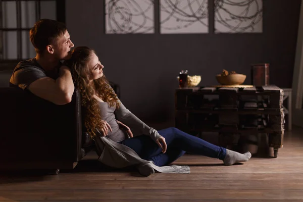 aşık Tv seyretmek