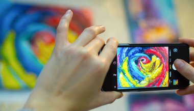 Bir resim sanatsal soyutlama Smartphone'da yapar