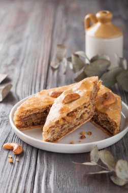 Fındık ve bal ile ev yapımı baklava.