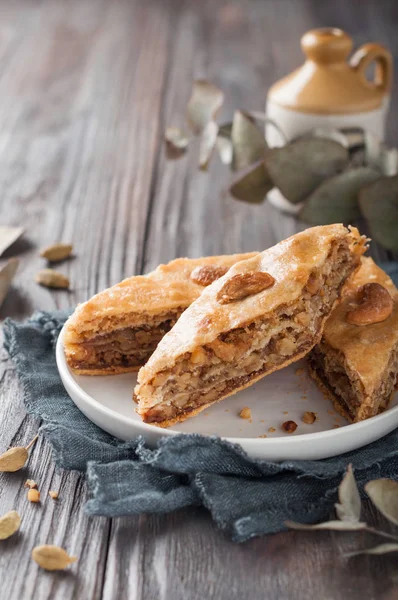 Fındık ve bal ile ev yapımı baklava.