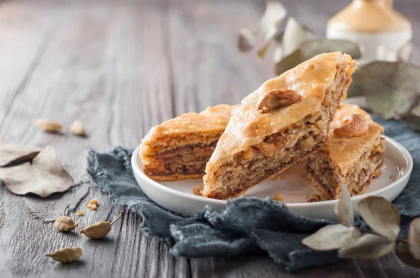 Domácí baklava s ořechy a medem. — Stock fotografie