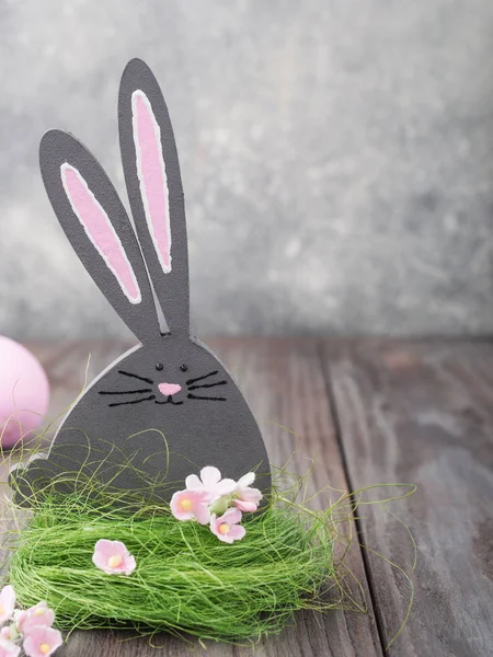 Paskalya bunny Paskalya pembe yumurta, çiçekler o bir çim (tavşan)