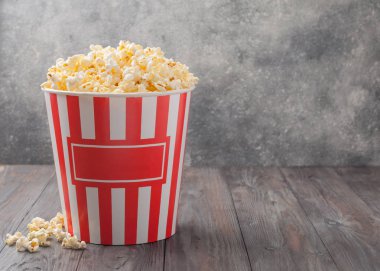 Patlamış mısır gri izole çizgili bir demet (kırmızı ve beyaz kutu)