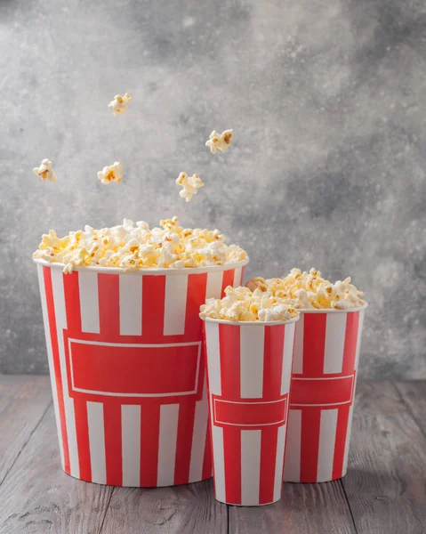 Palomitas de maíz en tres cubos rayados (cajas rojas y blancas) aislar —  Fotos de Stock