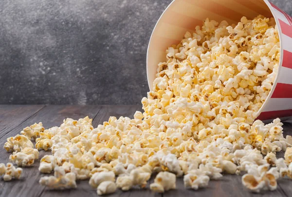 Palomitas de maíz esparcidas de un cubo rayado (caja roja y blanca) isol —  Fotos de Stock