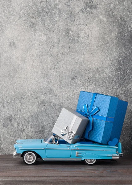 Concepto del día del padre. Un coche de juguete con regalos, corazón, 19 de julio — Foto de Stock