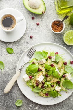 Zeytinyağı, beyaz peynir, kireç, kızılcık, ba ile Avokado salatası
