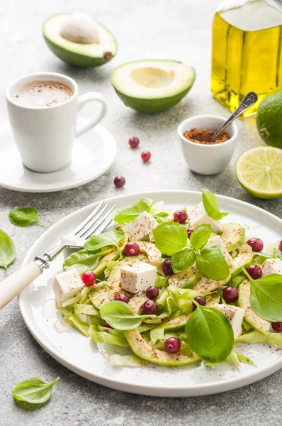 Zeytinyağı, beyaz peynir, kireç, kızılcık, ba ile Avokado salatası
