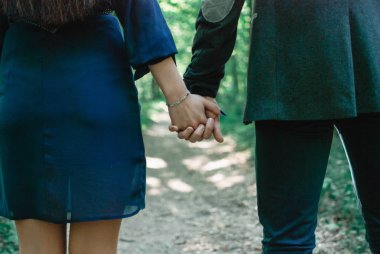 çok güzel ve genç bir çift açık yürüyüş