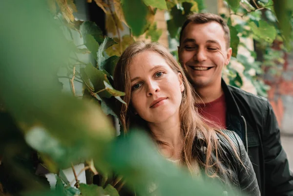 Bonito Bonito Jovem Casal Andando Livre — Fotografia de Stock