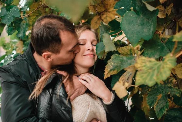 Ziemlich Schönes Und Junges Paar Fuß Freien — Stockfoto