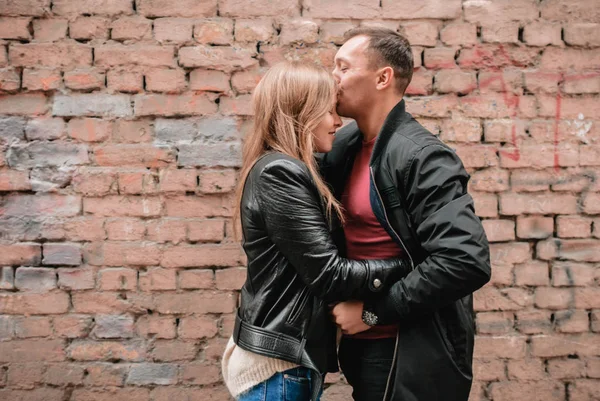 Bonito Bonito Jovem Casal Andando Livre — Fotografia de Stock