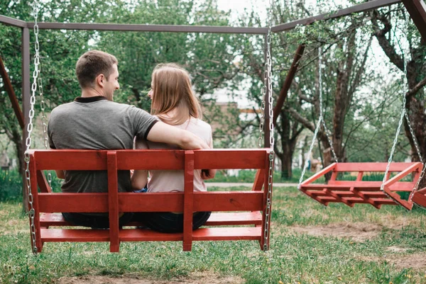 Ganska Vackra Och Unga Par Promenader Utomhus — Stockfoto