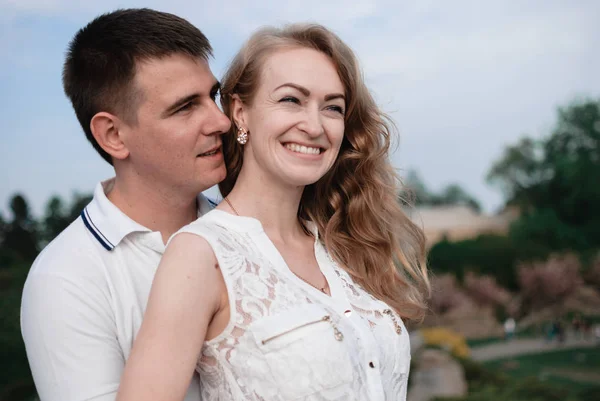 Bonito Bonito Jovem Casal Andando Livre — Fotografia de Stock