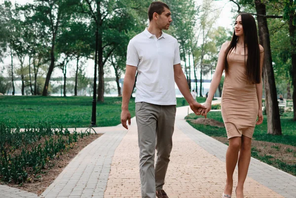 Bastante Hermosa Joven Pareja Caminando Aire Libre — Foto de Stock