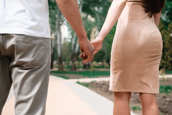 Ganska Vackra Och Unga Par Promenader Utomhus — Stockfoto