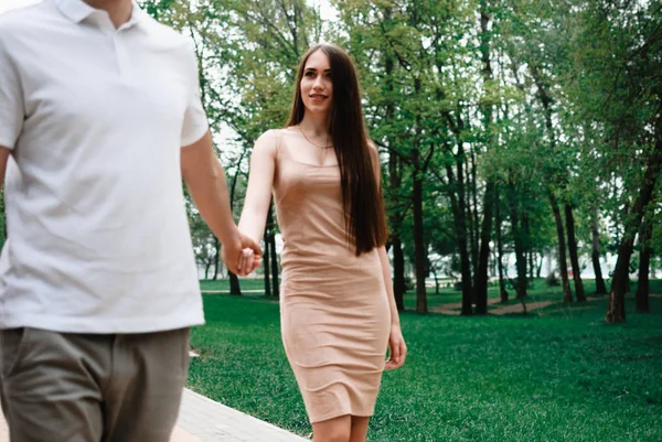 Bastante Hermosa Joven Pareja Caminando Aire Libre —  Fotos de Stock