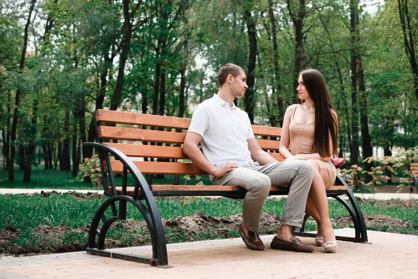 Bastante Hermosa Joven Pareja Caminando Aire Libre — Foto de Stock