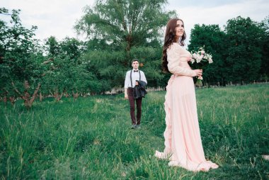 Yaz parkta genç güzel çiftin güzel açık düğün fotoğrafçılığı