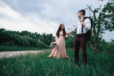 Yaz parkta genç güzel çiftin güzel açık düğün fotoğrafçılığı